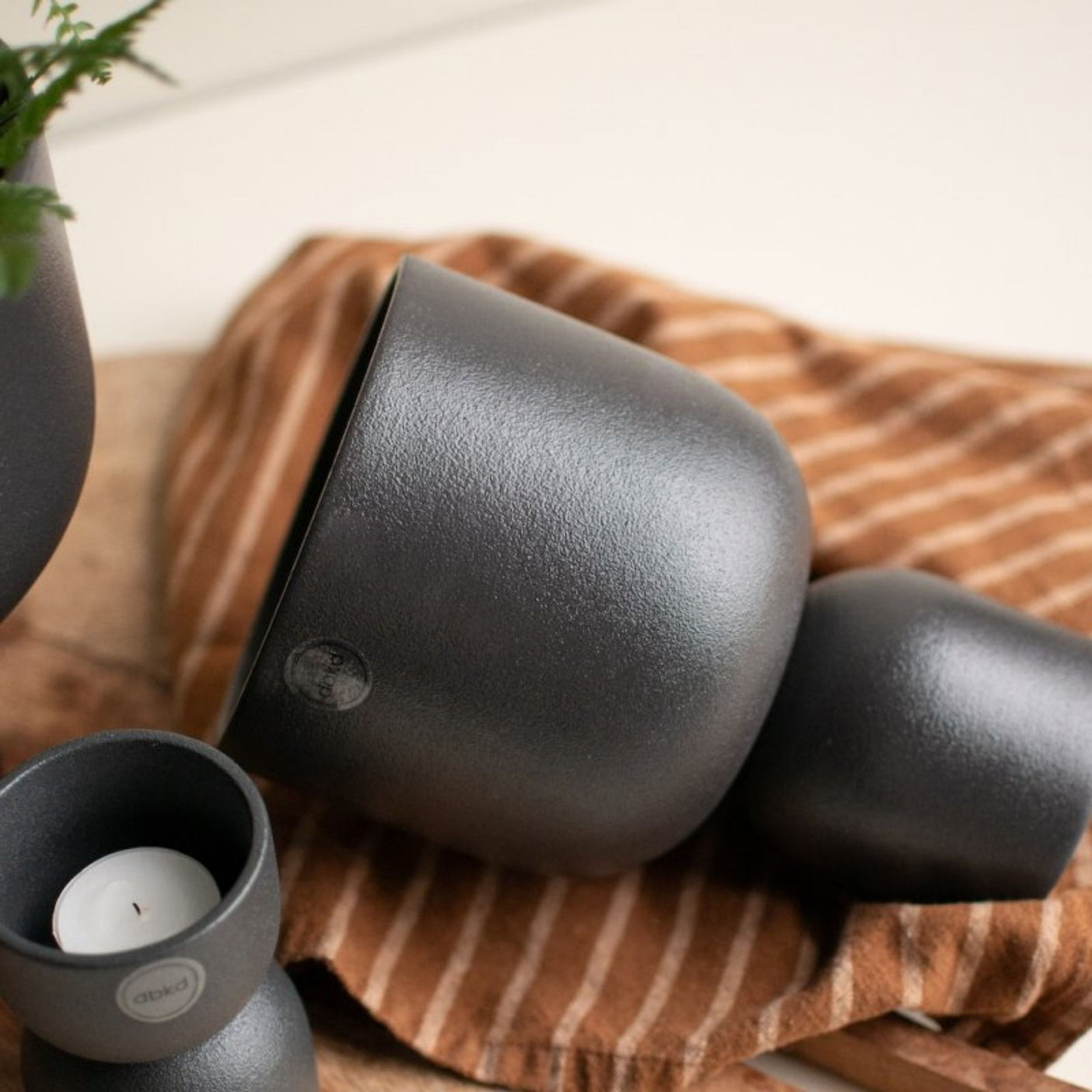 DBKD Post potte sort keramikk med måltegning og matt overflate – Lindas Dekor