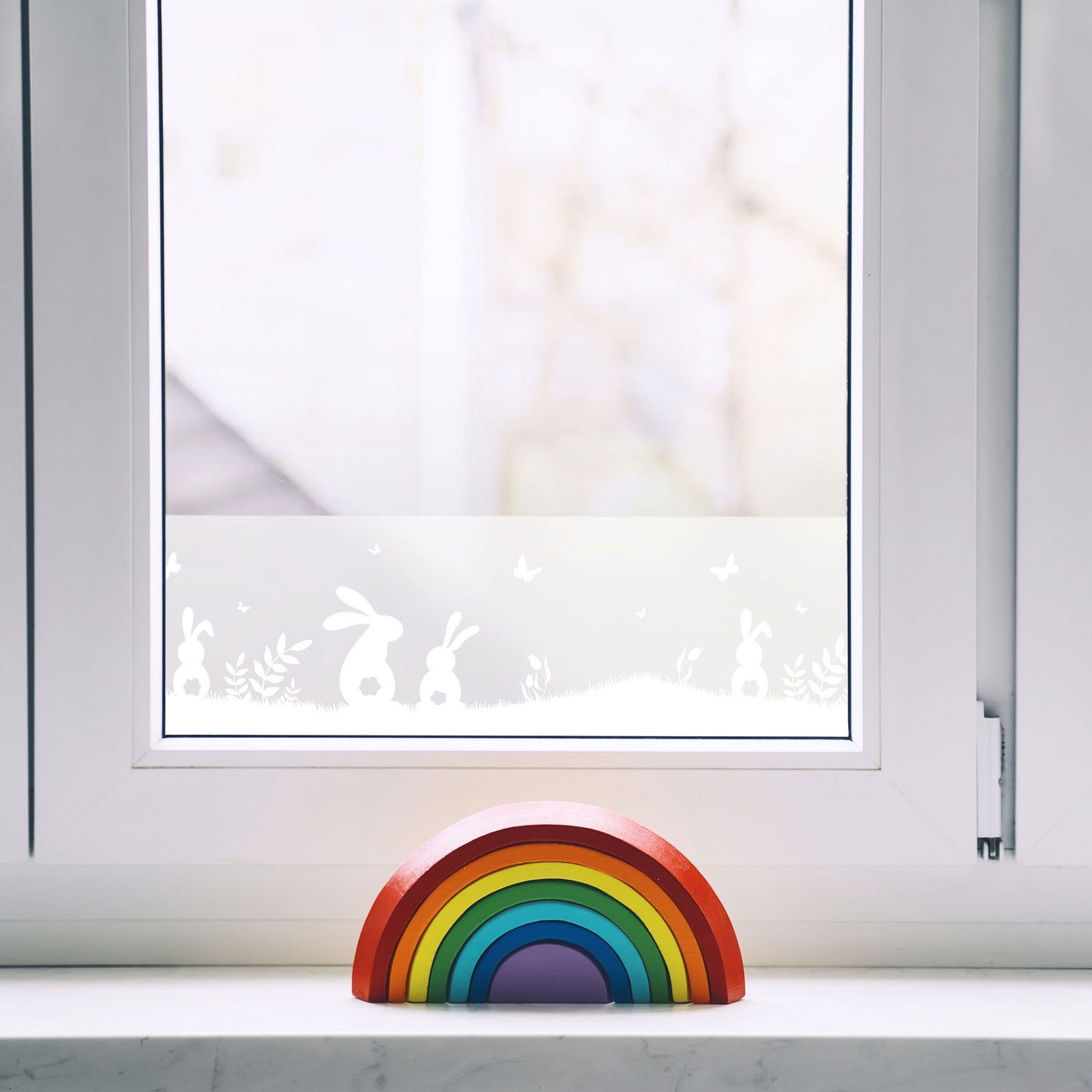 Stilren folie med hvitt mønster for moderne interiør og sesongpreg.