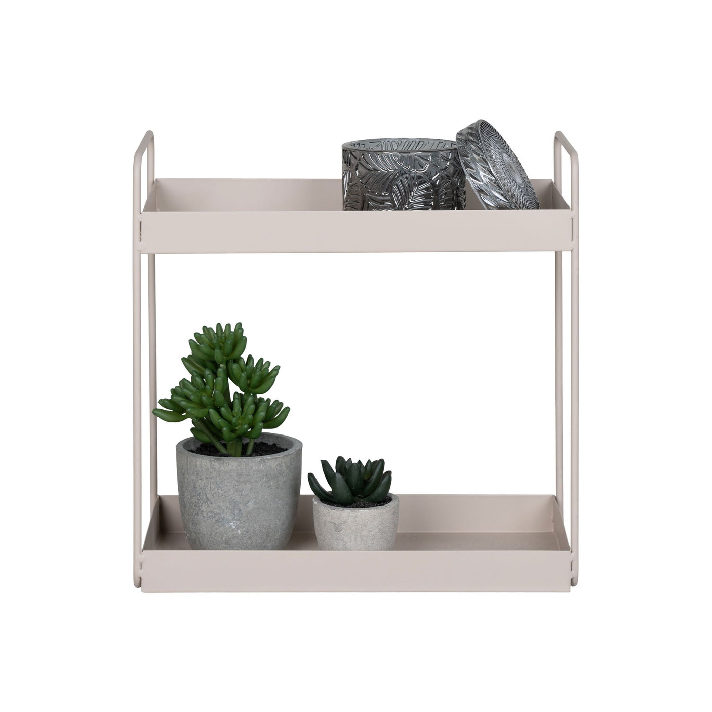 Beige metallhylle med grønne planter og mønstret lysglass plassert dekorativt.