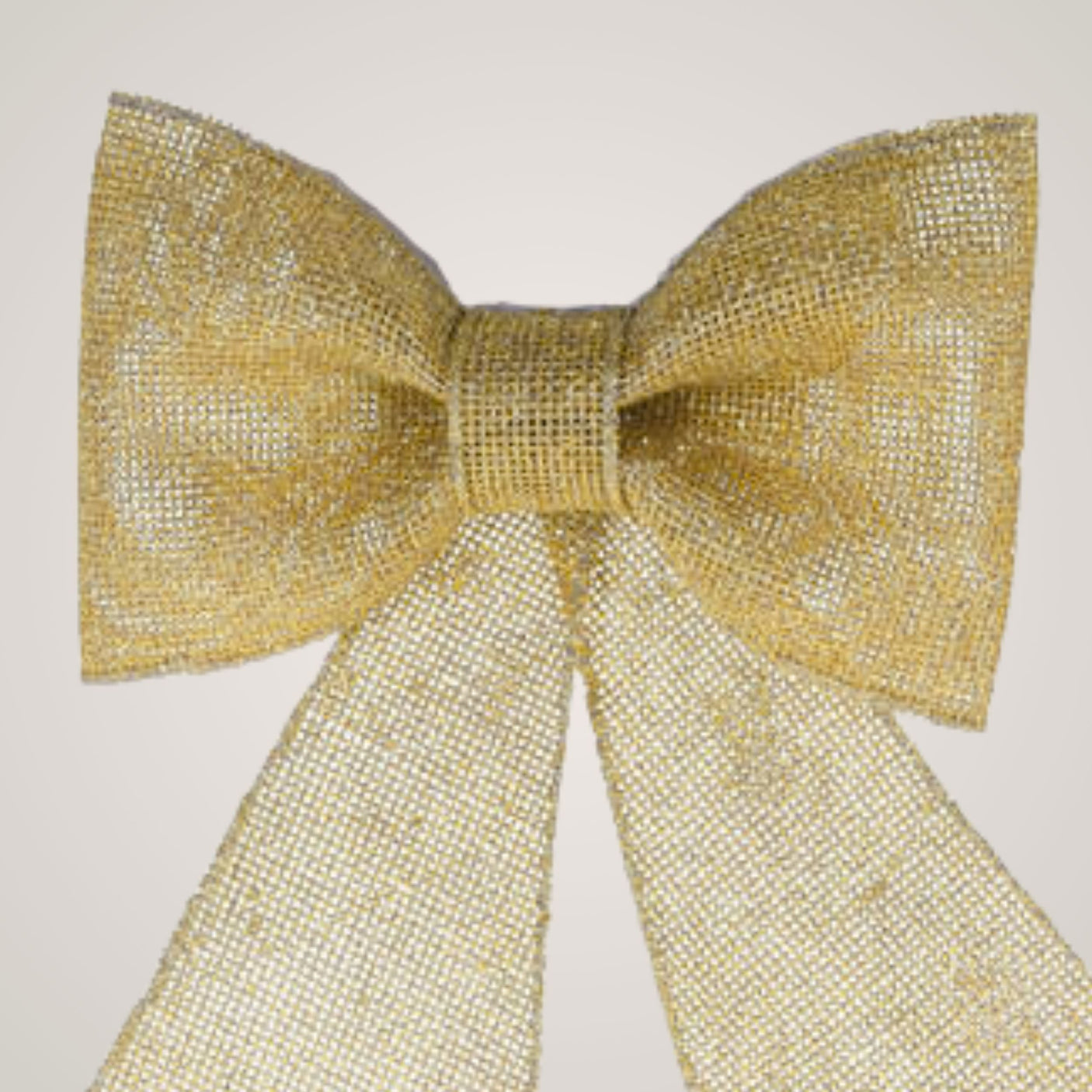 Nærbilde av gullfarget juletresløyfe med glitter og lange bånd.