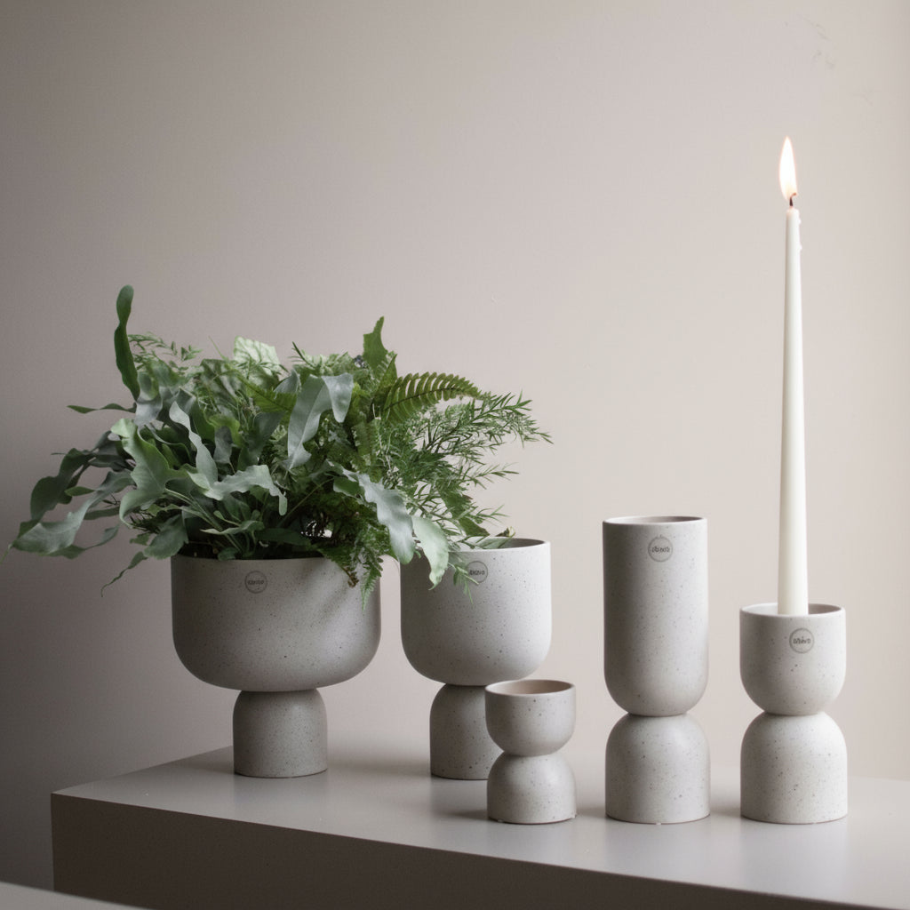 Beige keramikkpotte fra DBKD i nordisk interiør med levende lys – Lindas Dekor