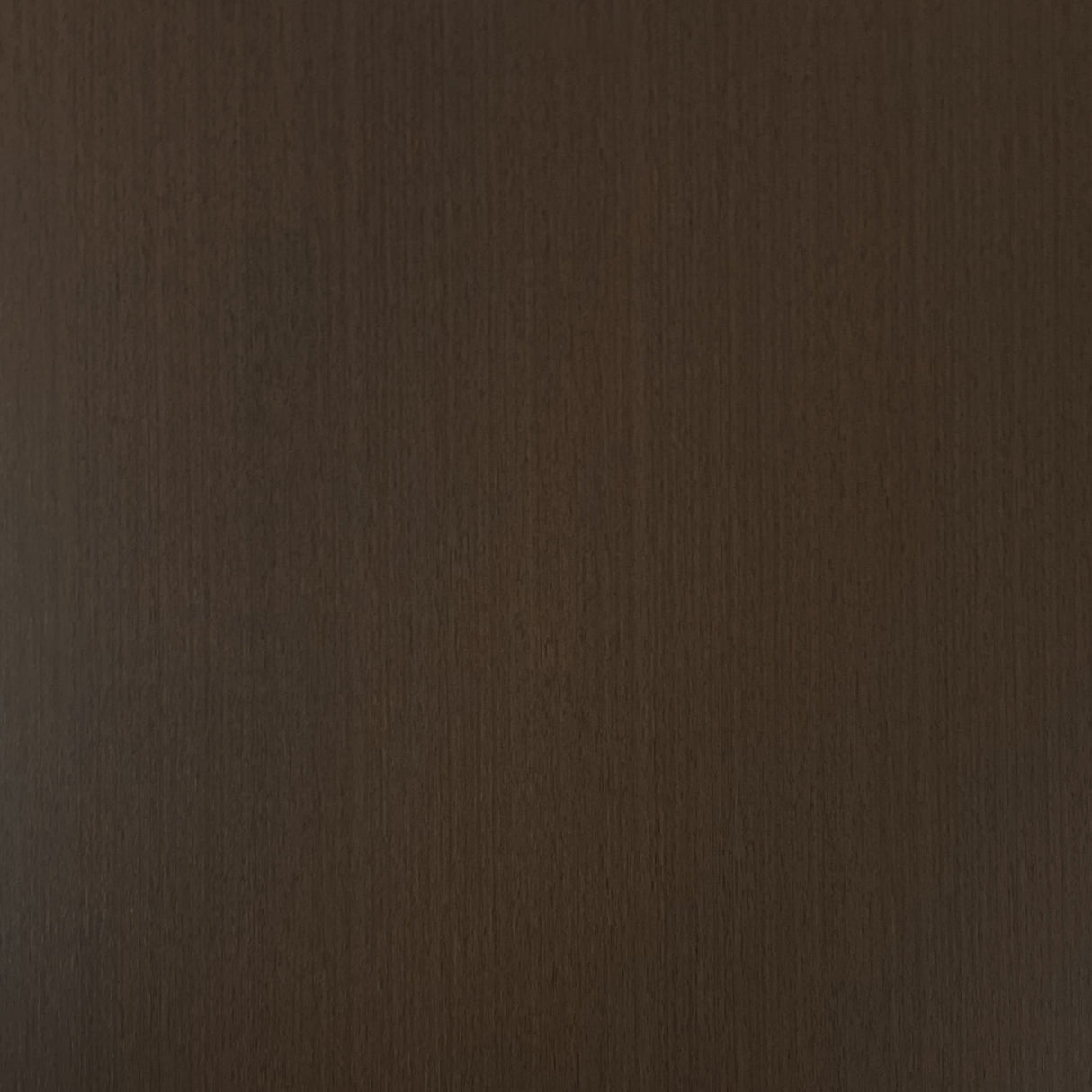 Brukervennlig kontaktplast i mellombrun trestil – Cocoa-folien kombinerer moderne design med enkel montering uten verktøy.