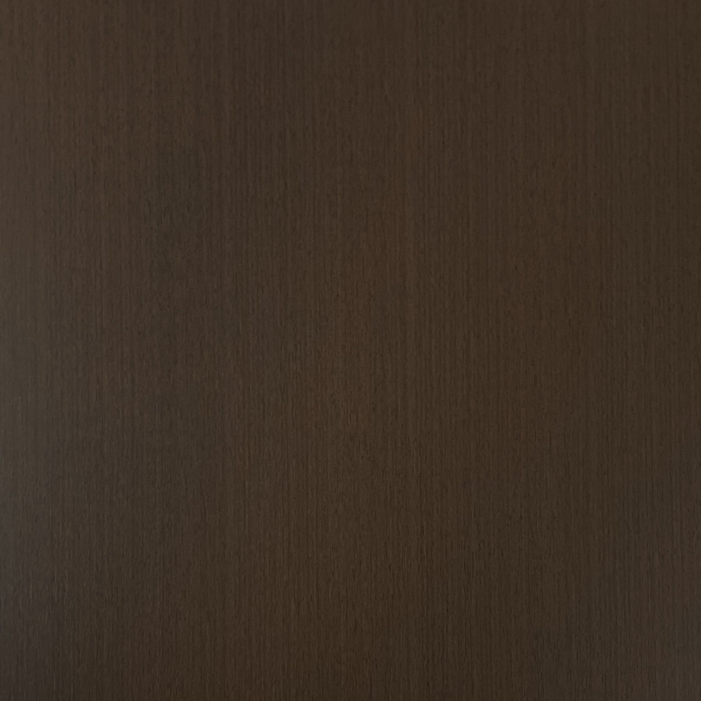 Brukervennlig kontaktplast i mellombrun trestil – Cocoa-folien kombinerer moderne design med enkel montering uten verktøy.