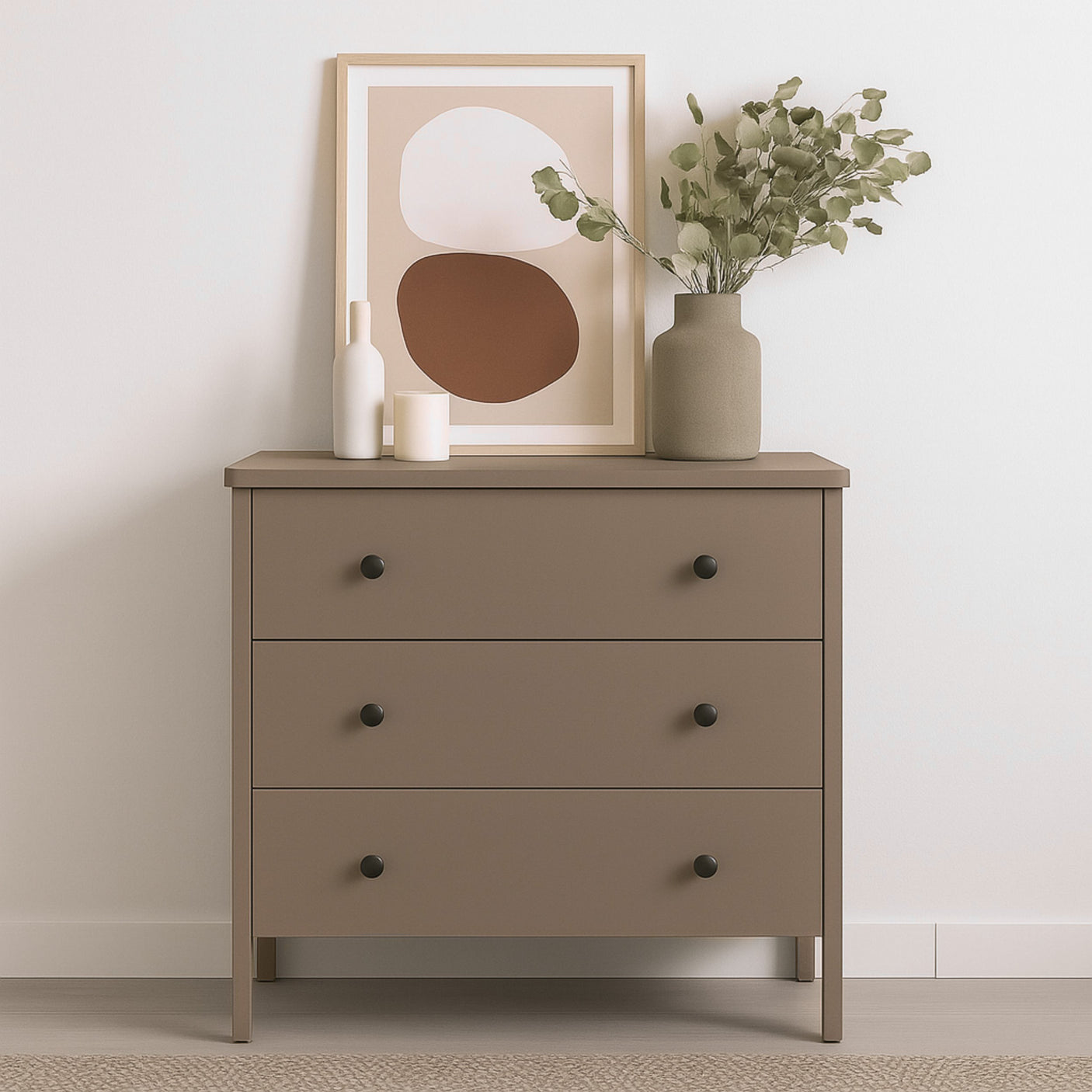 Kommode fornyet med Uni matt lys brun kontaktplast, stilren DIY-løsning som gir møbler et moderne og elegant uttrykk i hjemmet