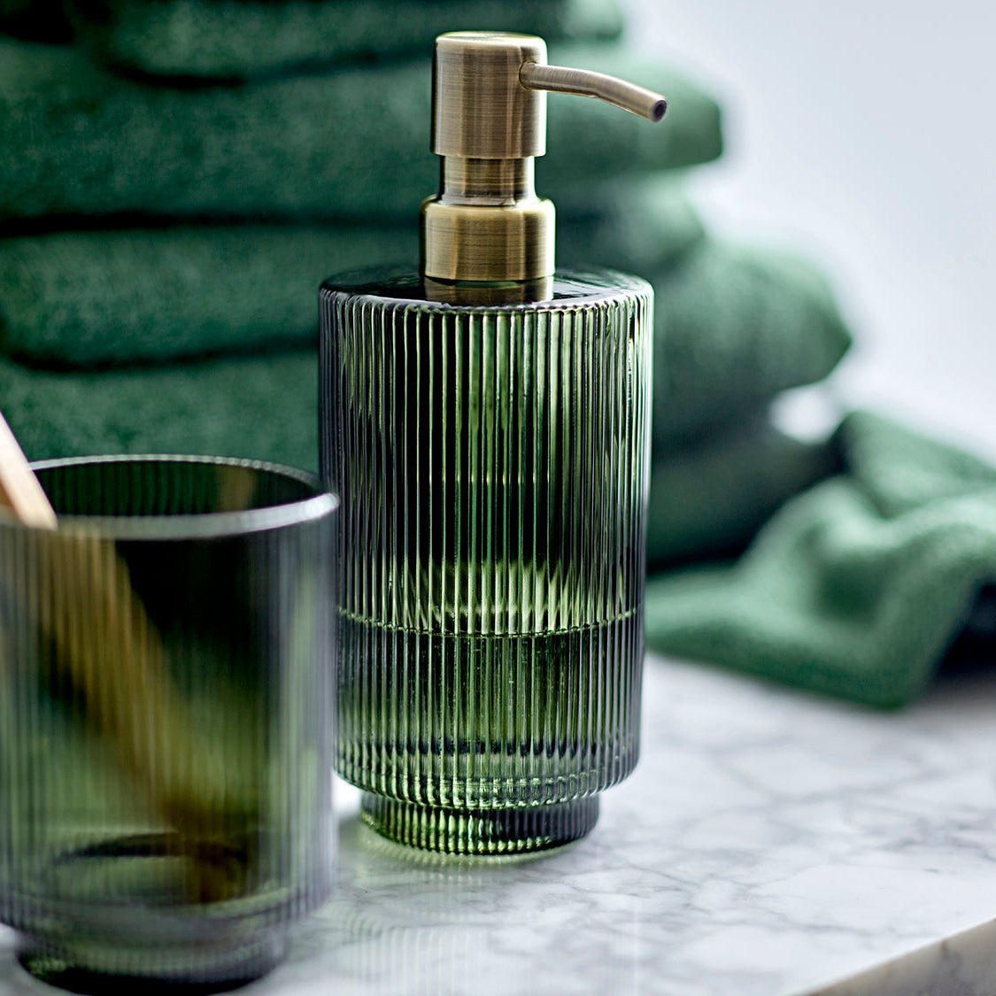 Såpedispenser Clarity Dark Green i riflet grønt glass