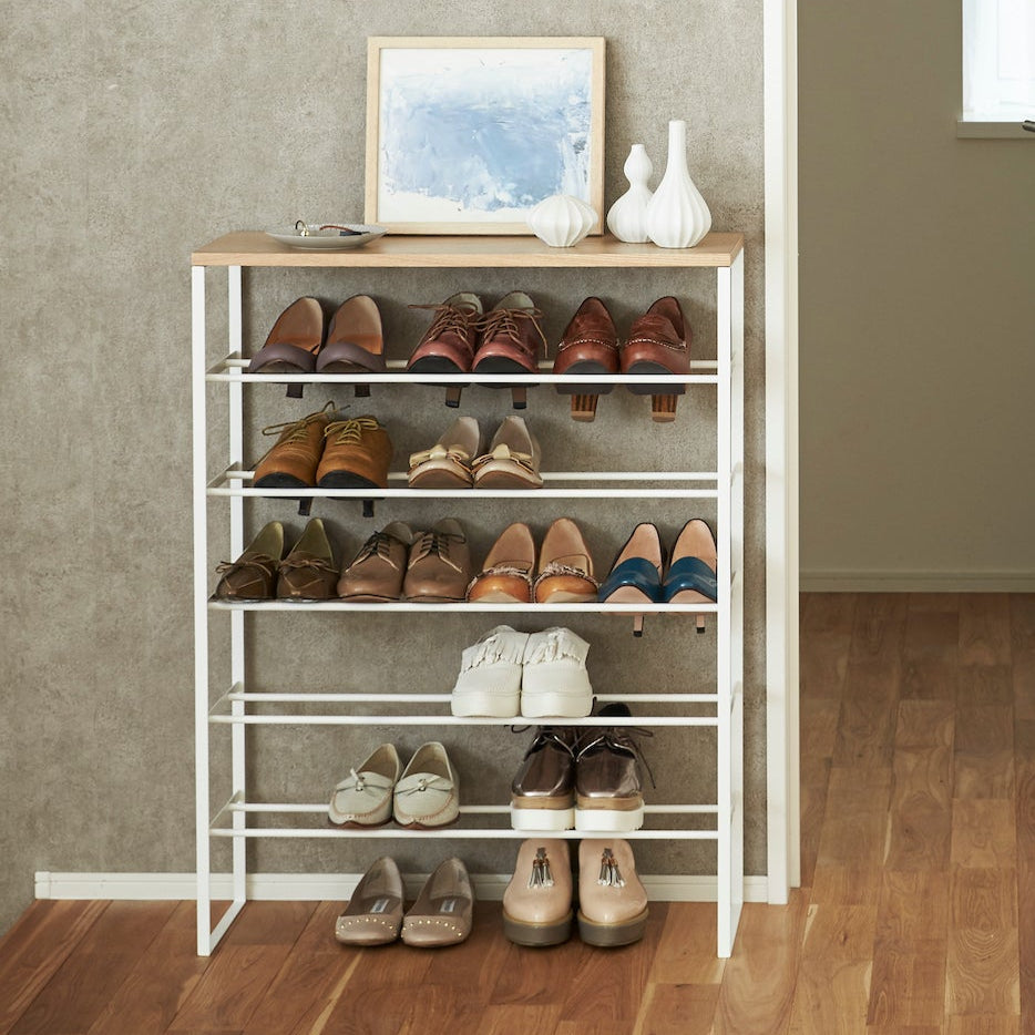 Stilrent og plassbesparende skostativ for entré eller garderobe.
