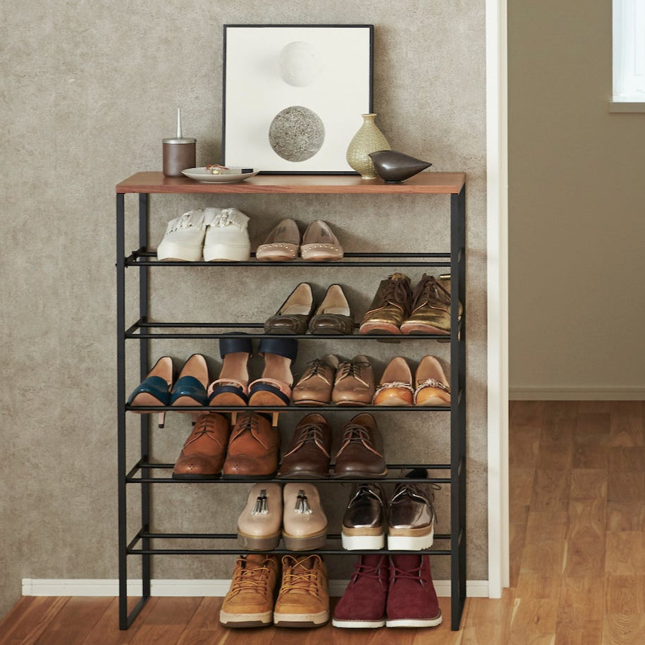 Stilrent og funksjonelt skostativ for entré eller garderobe.
