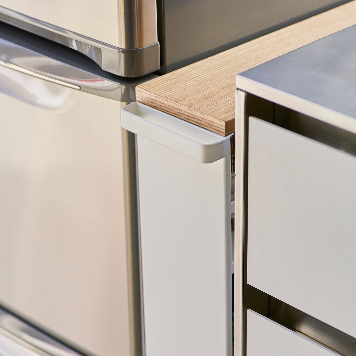 Mobil kjøkkenhylle med flere nivåer for organisert lagring.