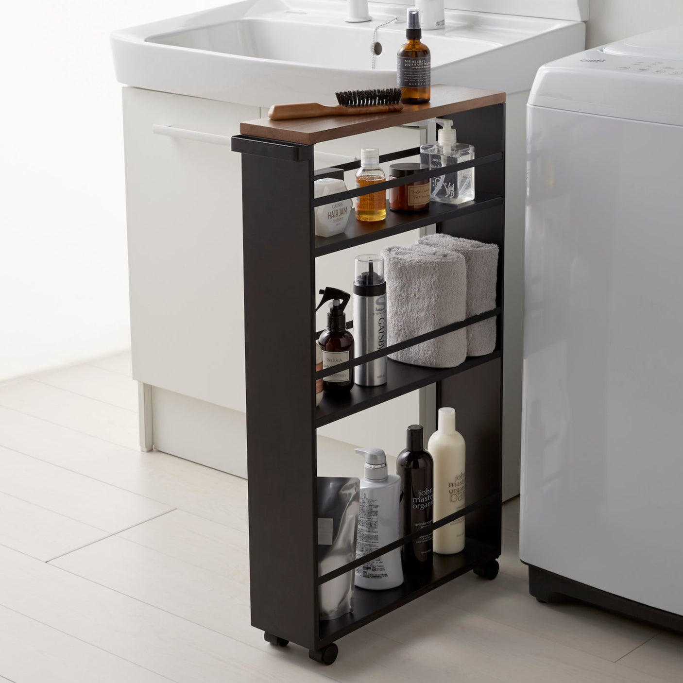 Plassbesparende trillevogn med stabil metallramme.