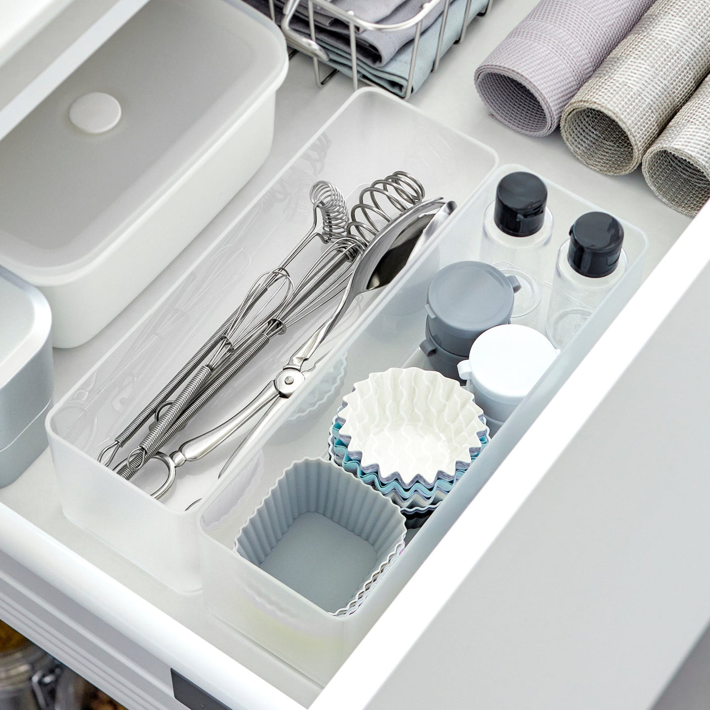 Oppbevaringsbokser i avlang fasong for enkel organisering.