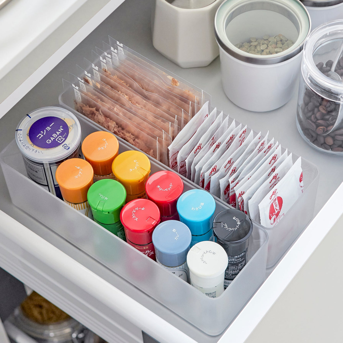 Praktiske bokser som passer i skuffer, skap og hyller.