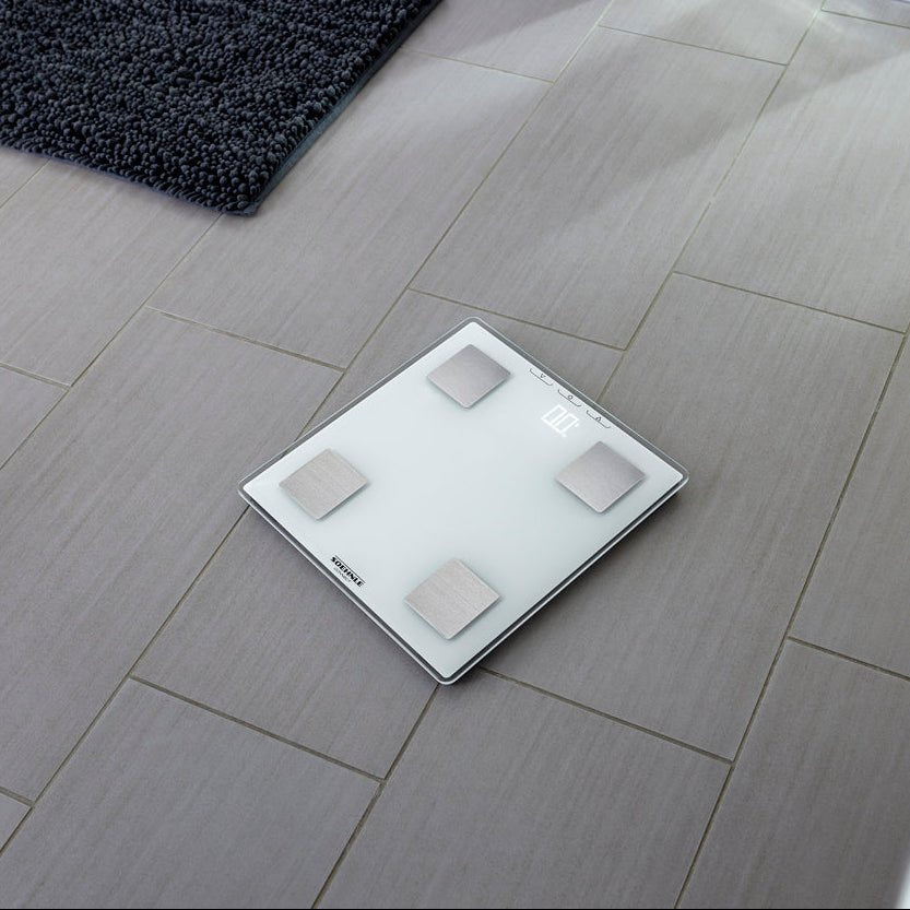 Moderne kroppsanalysevekt i hvitt design til badet