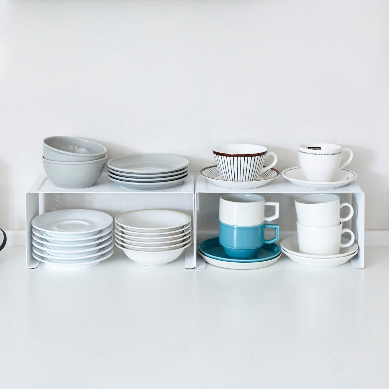 Minimalistisk kjøkkenhylle i hvit for en stilren look.