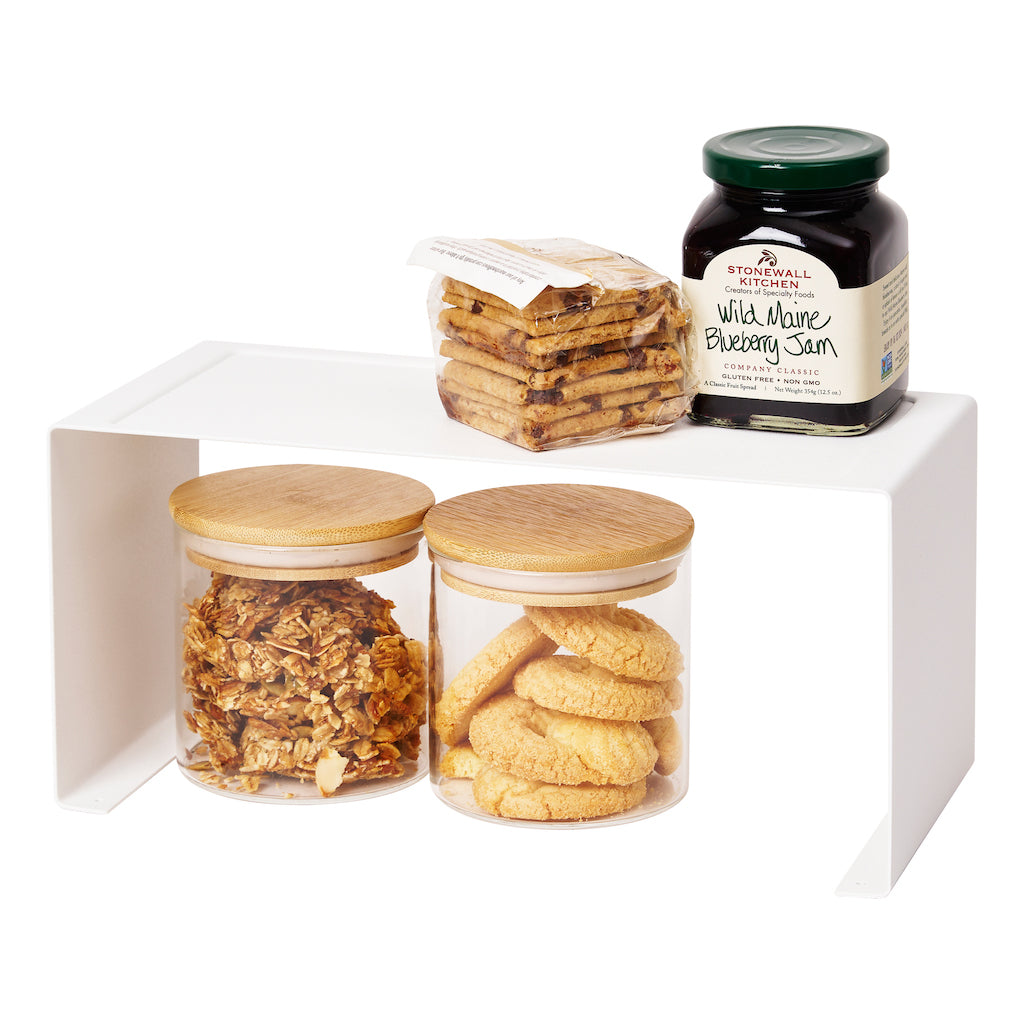 Elegant hvit hylle for smart kjøkkenoppbevaring.