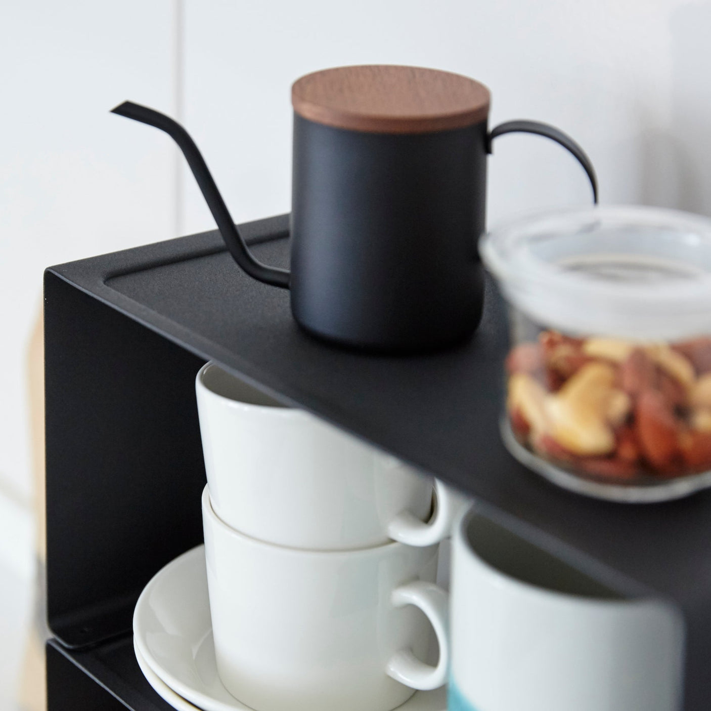 Robust og slitesterk metallhylle for praktisk oppbevaring.