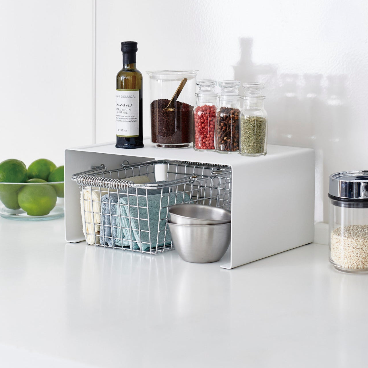 Hvit stablehylle for kjøkkenoppbevaring med moderne design.