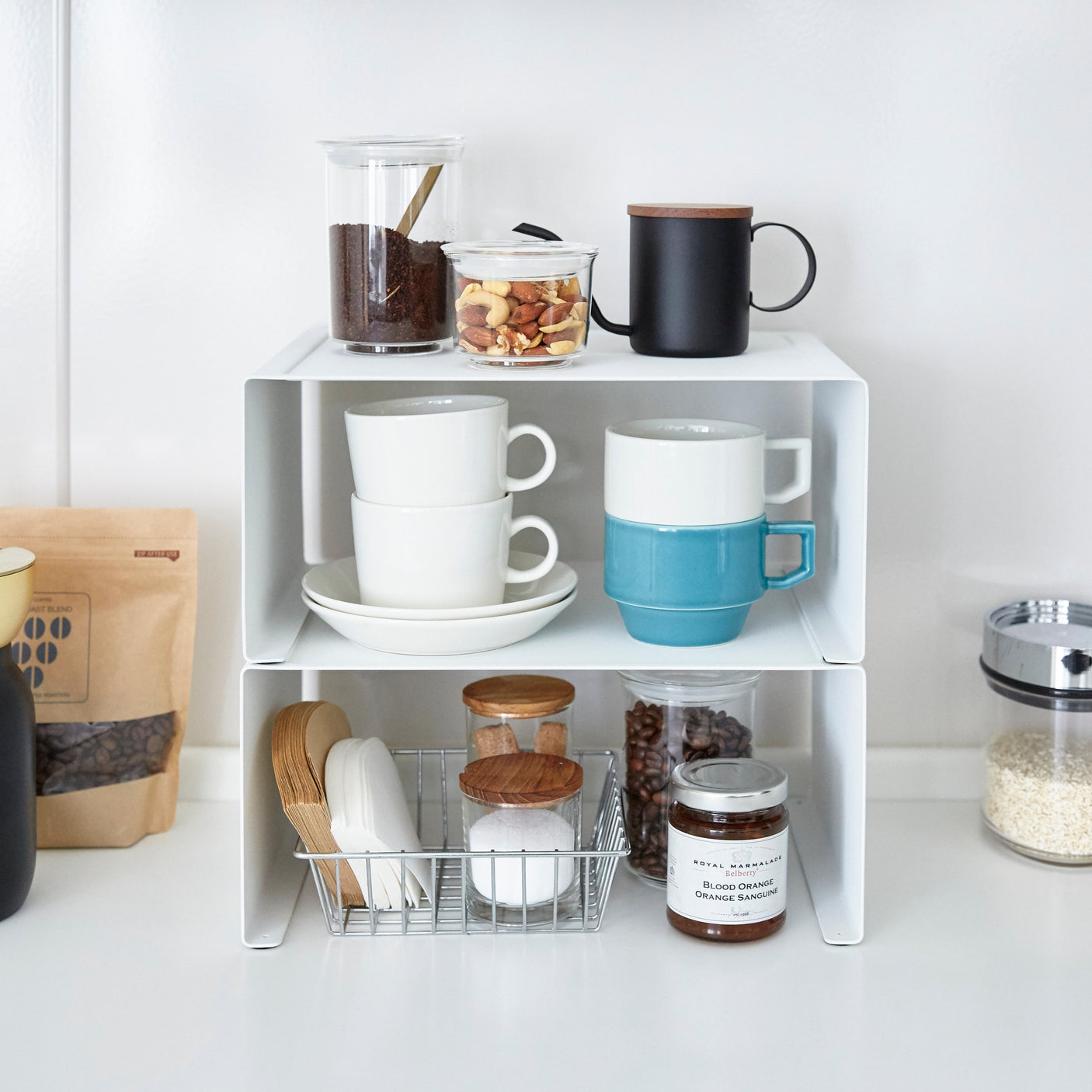 Hylle med åpen design for enkel tilgang til oppbevarte gjenstander.