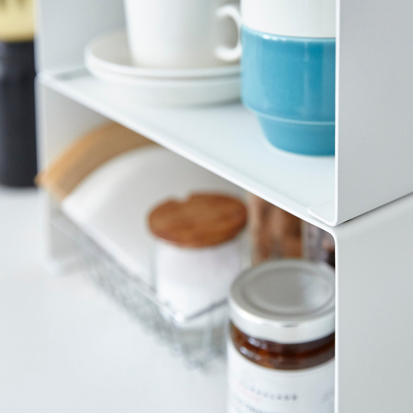 Hvit kjøkkenhylle som passer perfekt på benk eller inni skap.