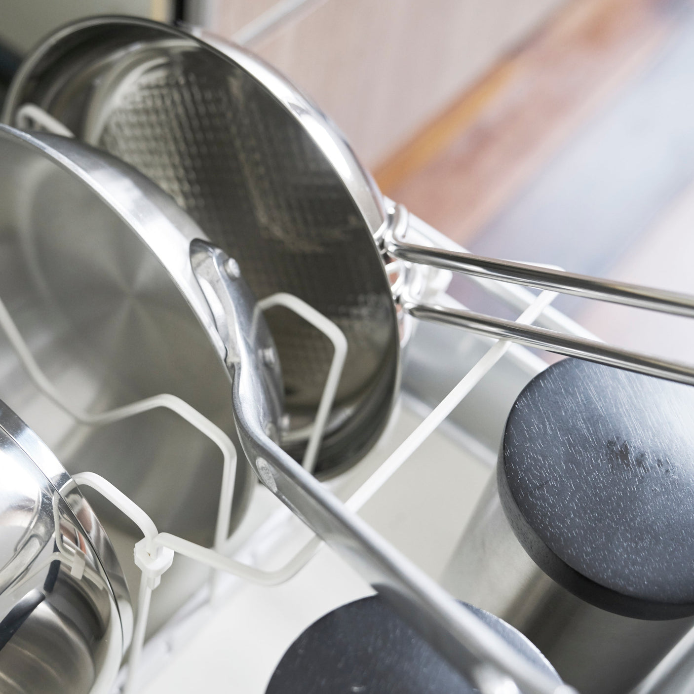 Praktisk oppbevaringsløsning for kjøkkenskap og skuffer.