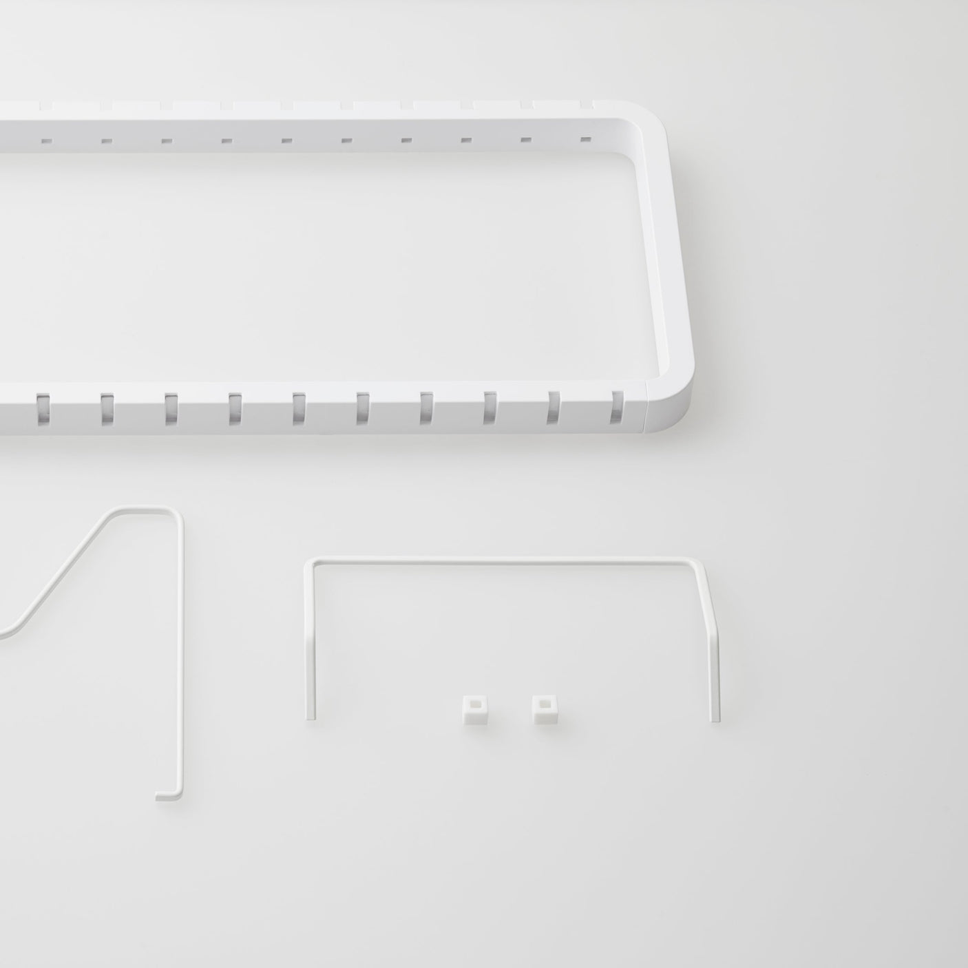 Minimalistisk kjøkkenorganisator for enklere tilgang til kokekar.