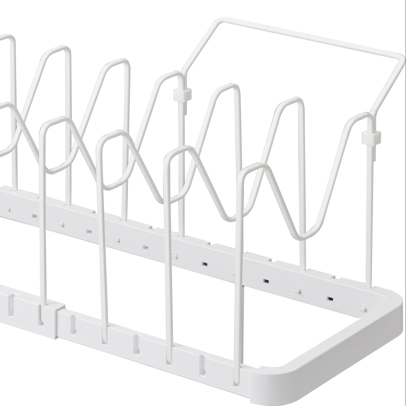 Effektivt stativ for organisering av gryter, lokk og stekepanner.