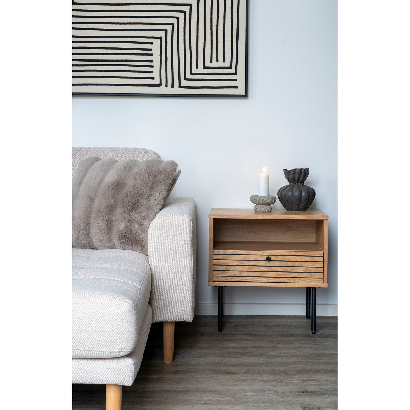 Beige Galena pute i kunstpels plassert på seng med matchende interiør