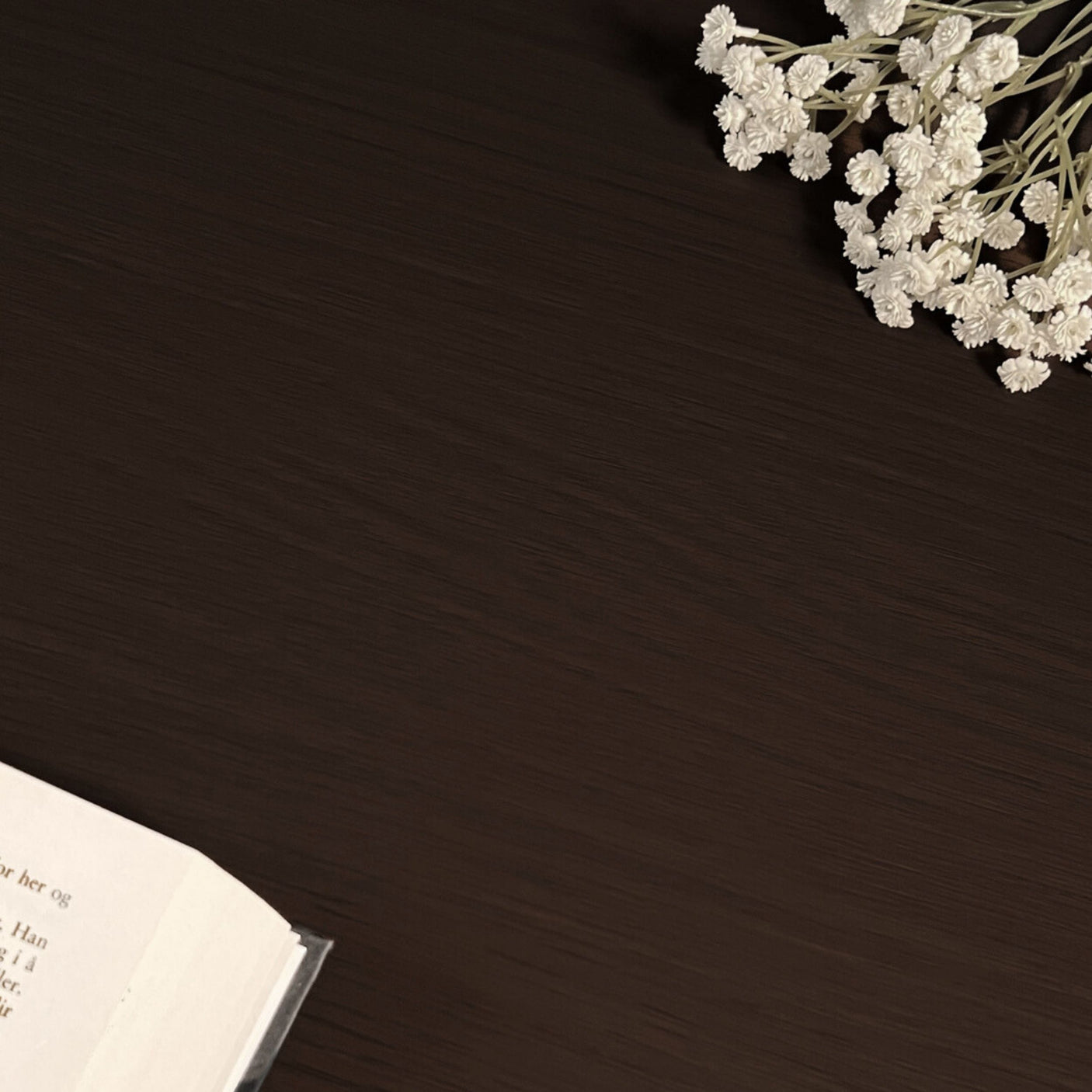 Deep Chocolate kontaktplast med mørkt treverk og matt overflate brukt på skapdør.