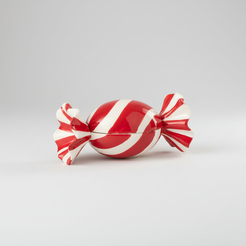 Rød og hvit keramikkrukke til jul med sukkertøy mønster.