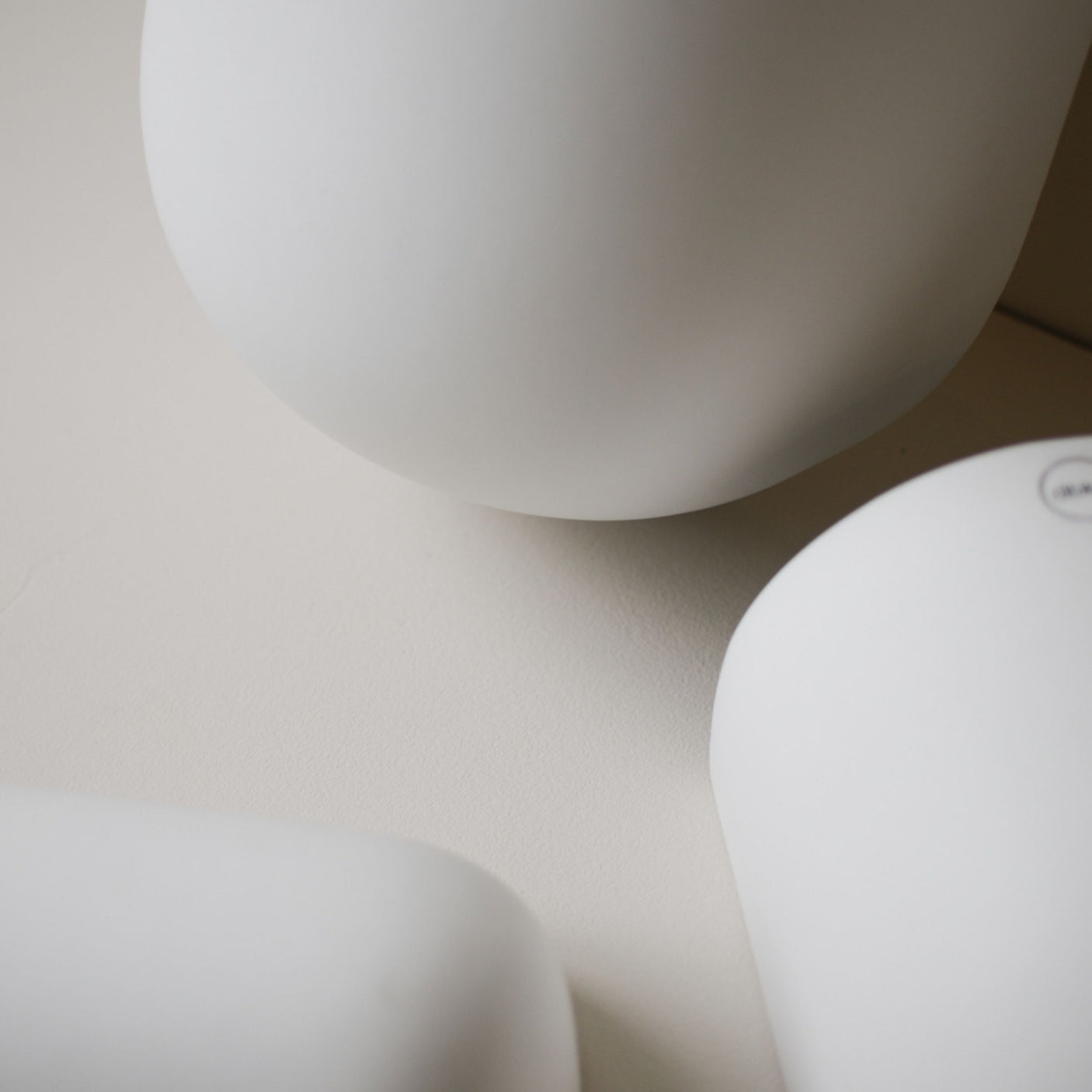 Romslig keramisk veggpotte for bruk både inne og ute.