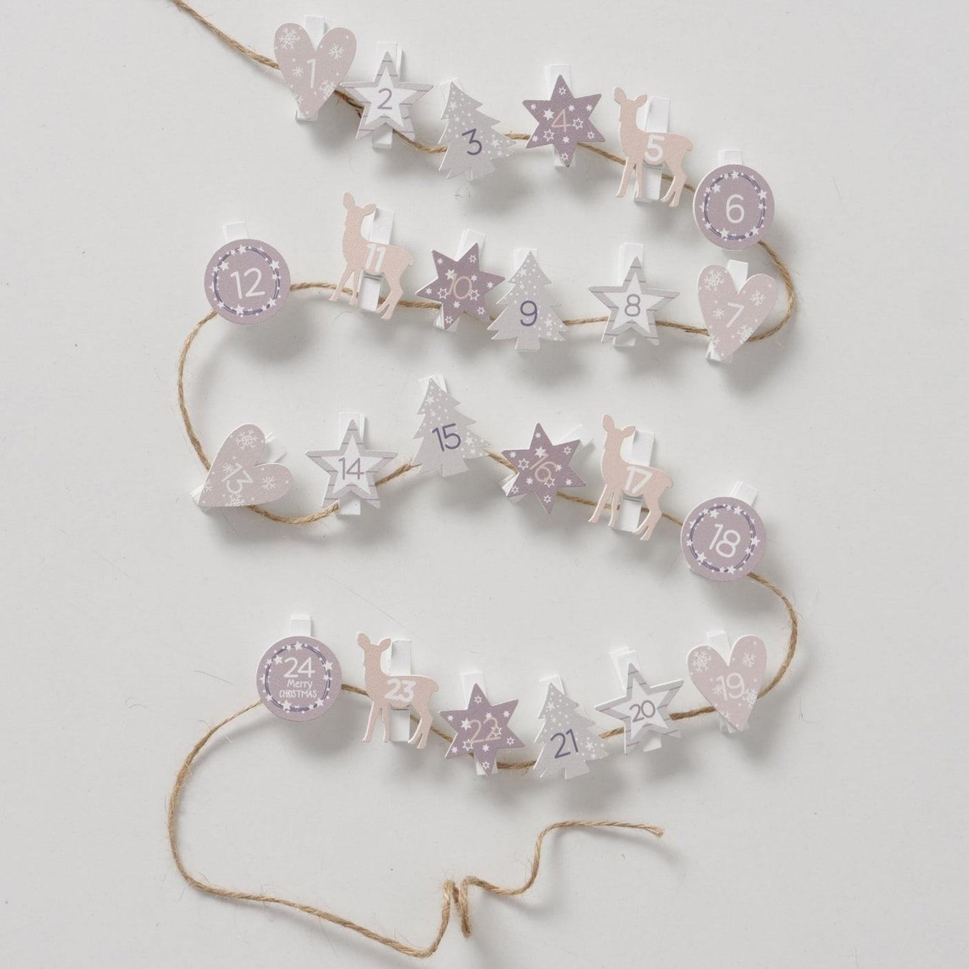 Adventskalender med 24 klesklyper i tre, tall og figurer i pastellfarger, med medfølgende jutetråd.