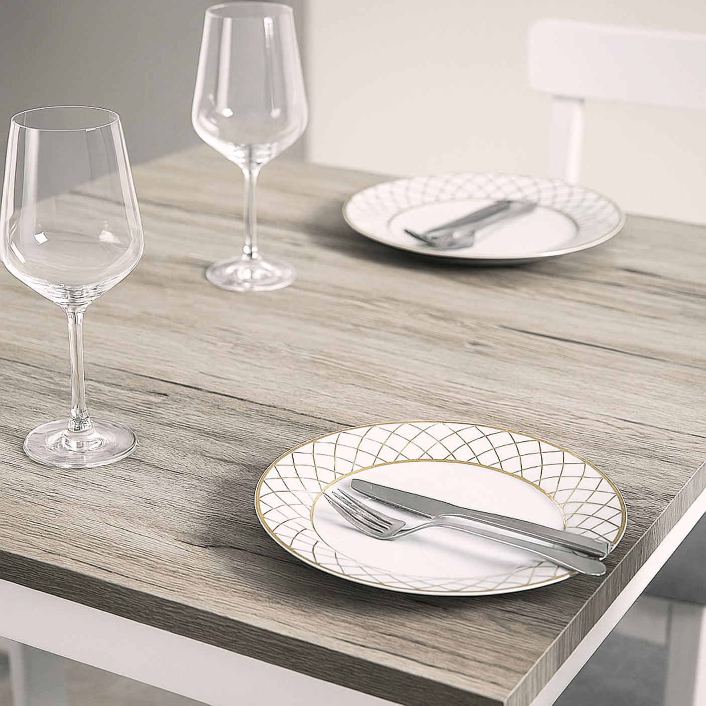 Spisebord fornyet med Sanremo Eik Natur kontaktplast – gir en naturlig og rustikk trefinish perfekt for kjøkken, spiseplass eller hytta