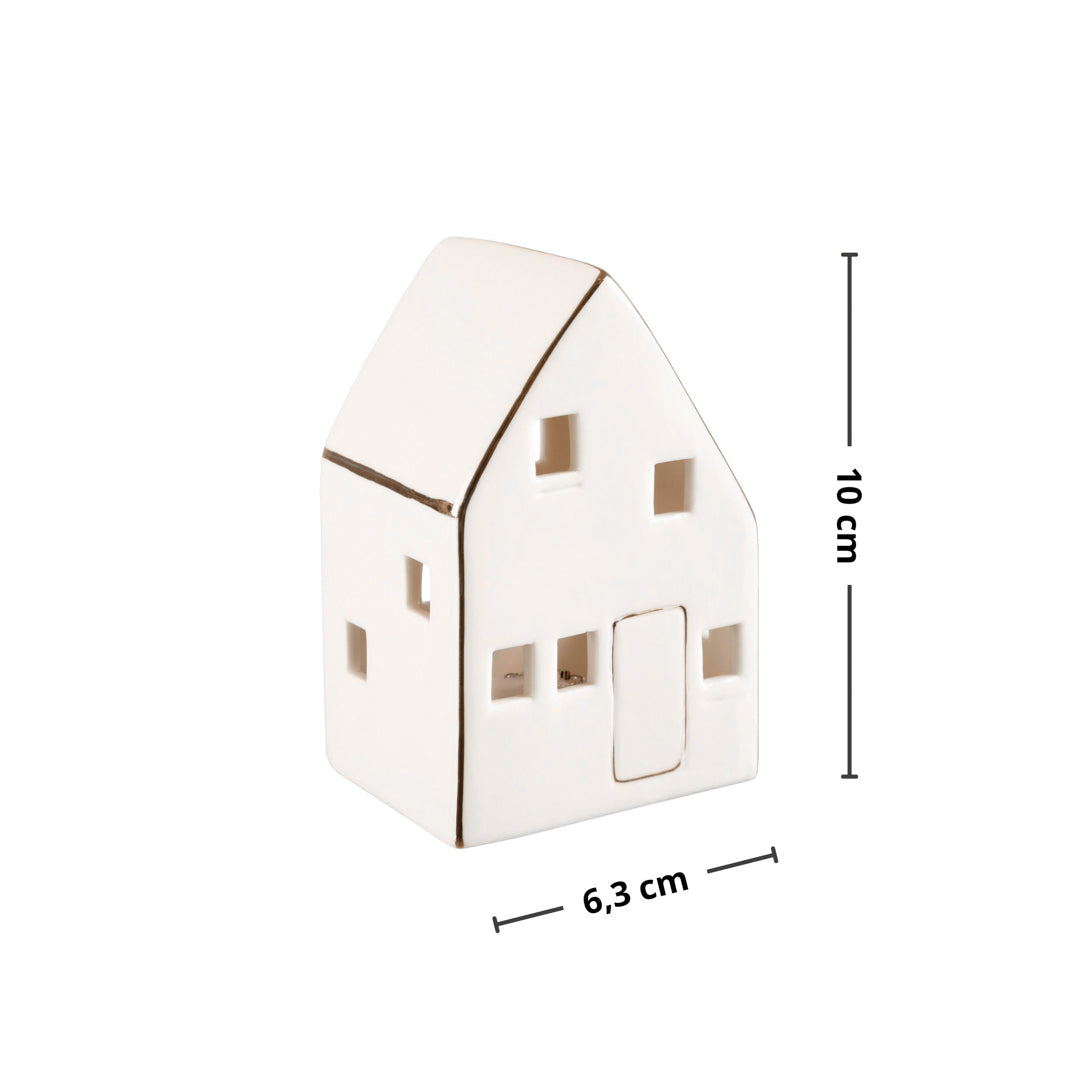 Hvitt keramikkhus med utskjærte vinduer og dør, måler 10 cm i høyde og 6,3 cm i bredde.