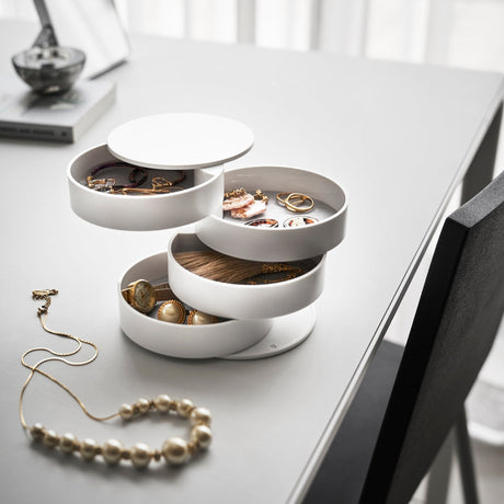 Roterbar smykkeboks i hvitt med fire lag for praktisk oppbevaring.