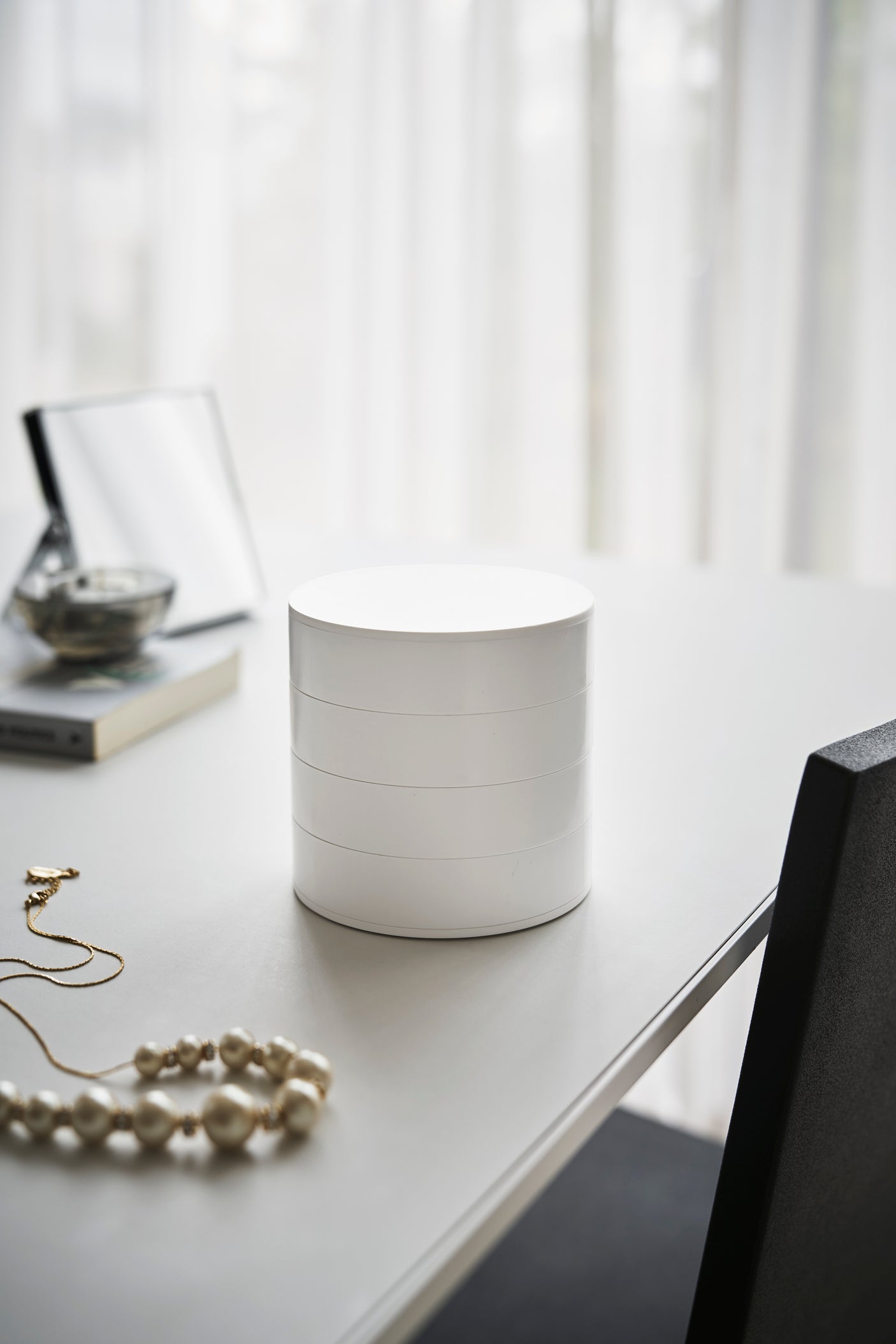 Elegant og minimalistisk smykkeboks med roterende skuffer.