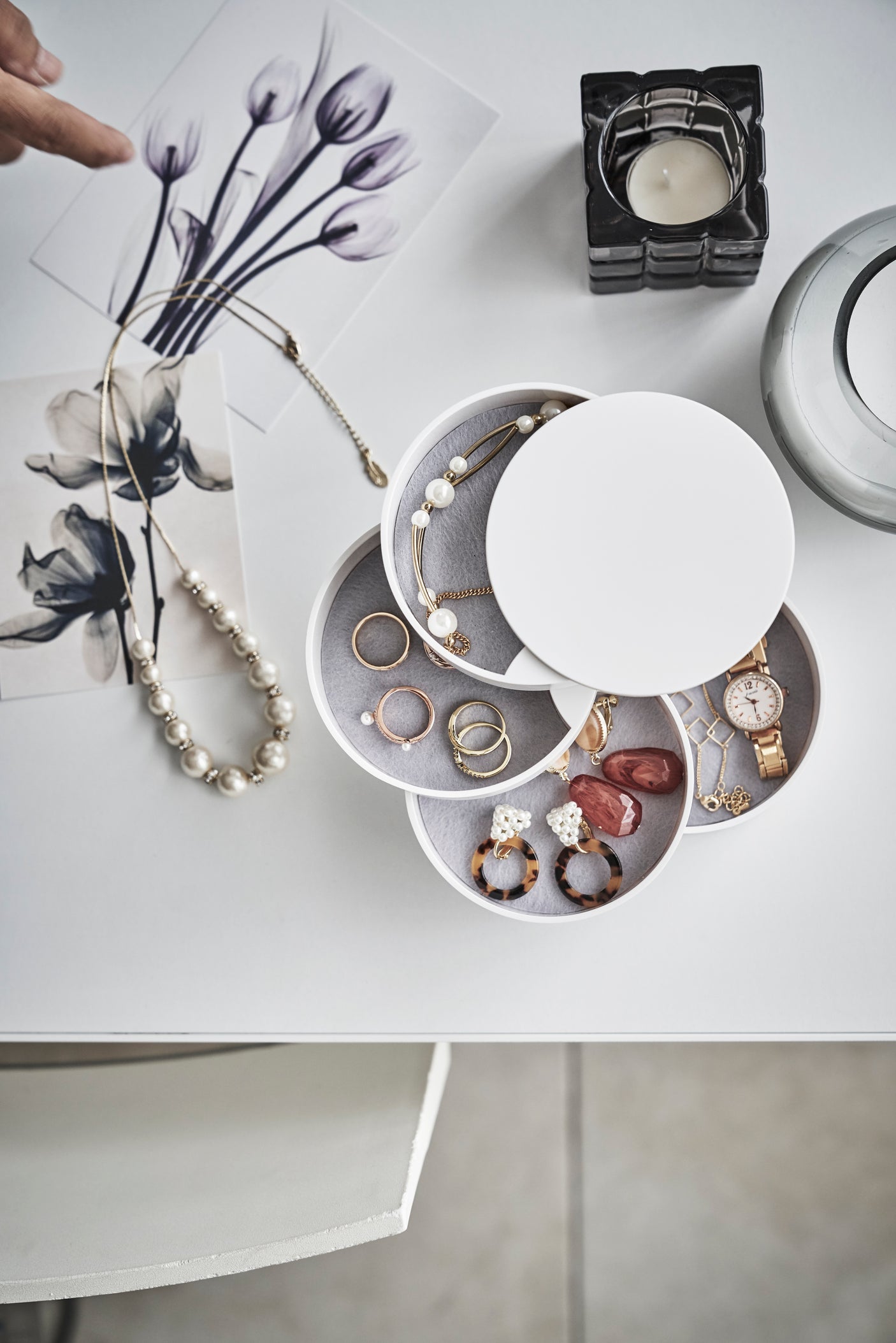 Plassbesparende smykkeboks med moderne design.