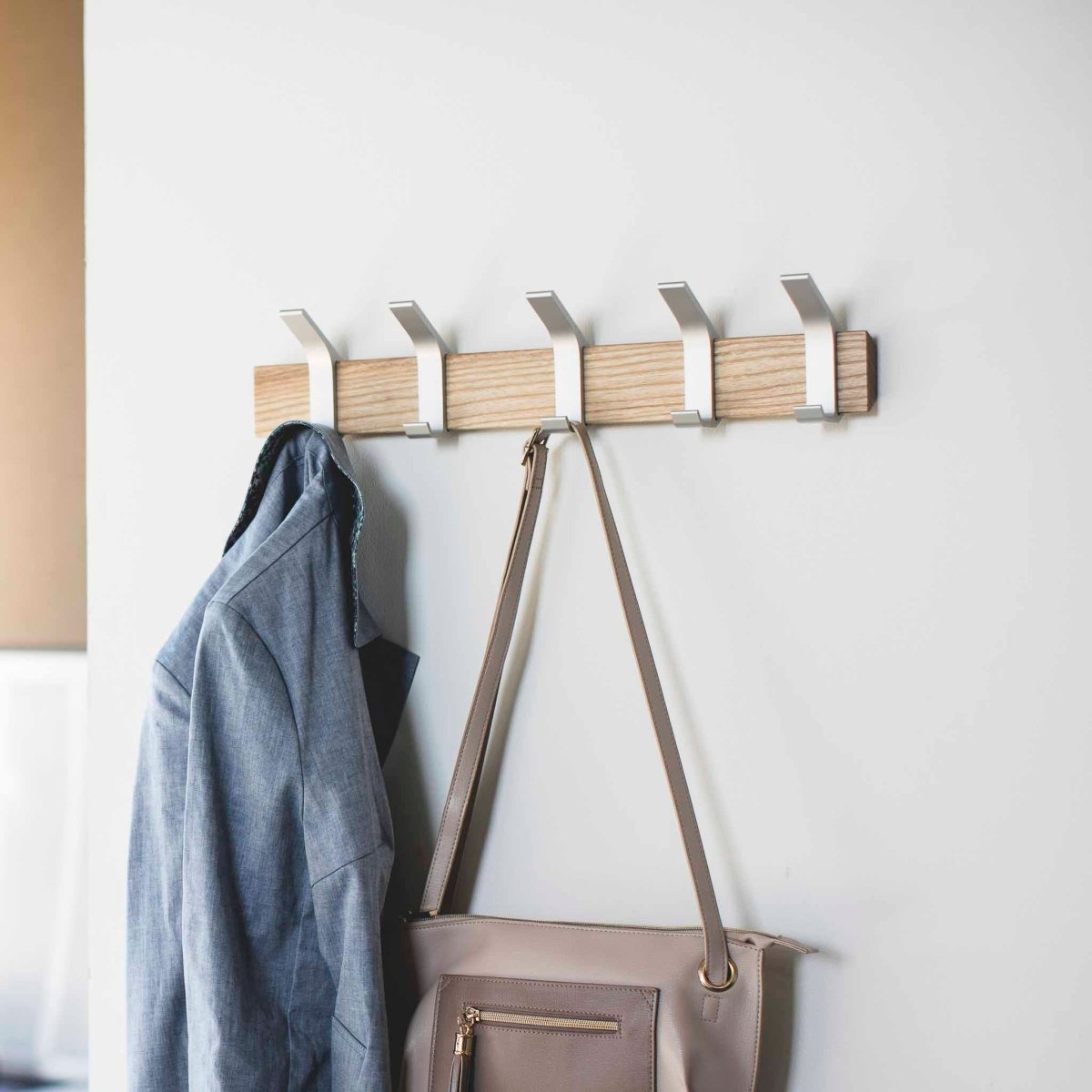Veggmontert knaggrekke beige 50 x 10 cm - Lindas Dekor