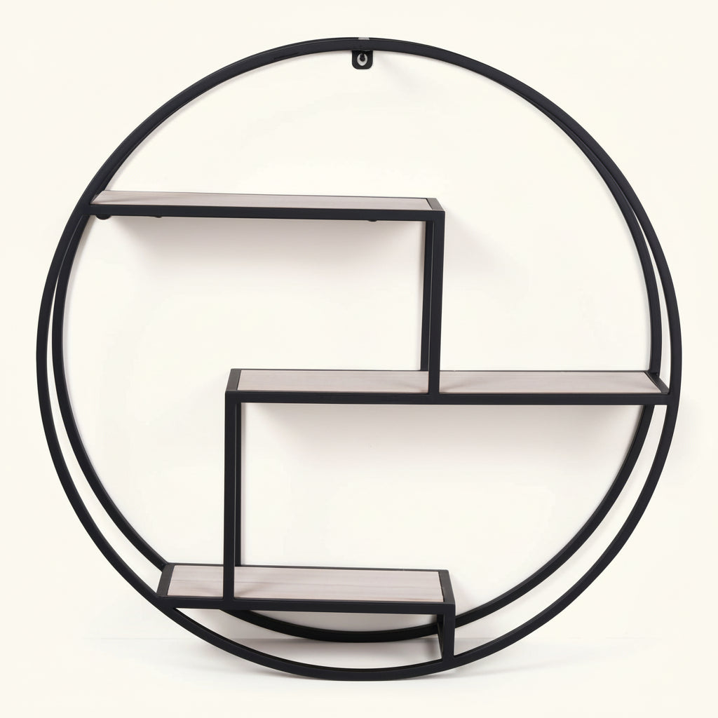 Rotterdam vegghylle i stueoppsett, rund sort ramme over sofa med dekor og lys