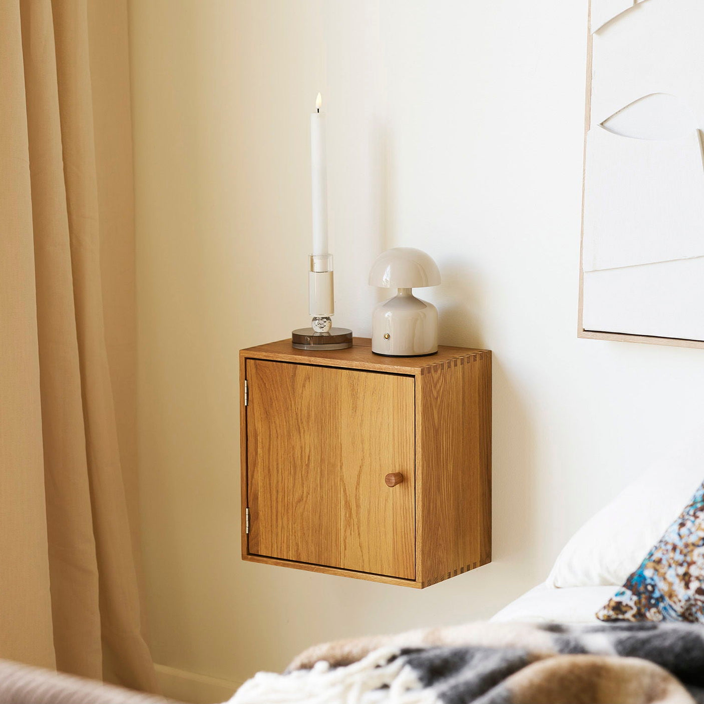 Lite veggskap i eikefinish med lukket front