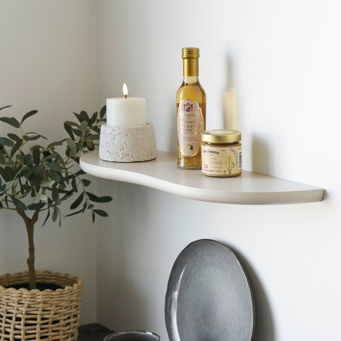 Botta vegghylle beige brukt i stue med dekor og interiør – stilren oppbevaringshylle