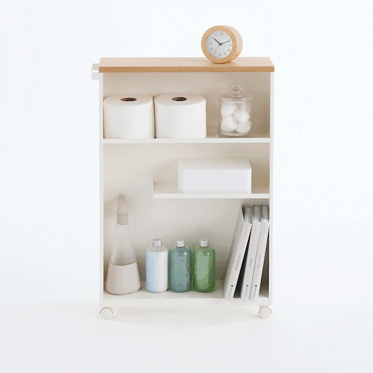 Lett og praktisk hylle med stabil konstruksjon.