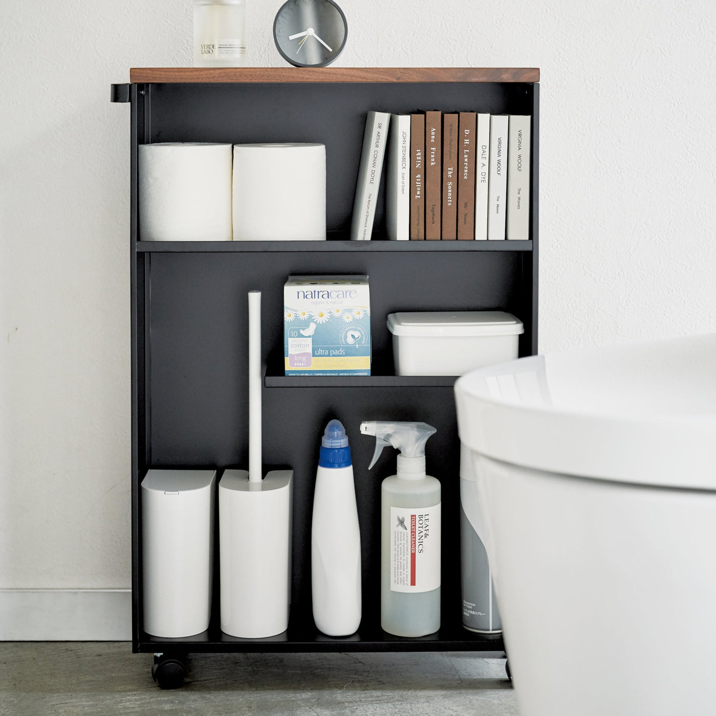 Mobil sort hylle med hjul for enkel forflytning.