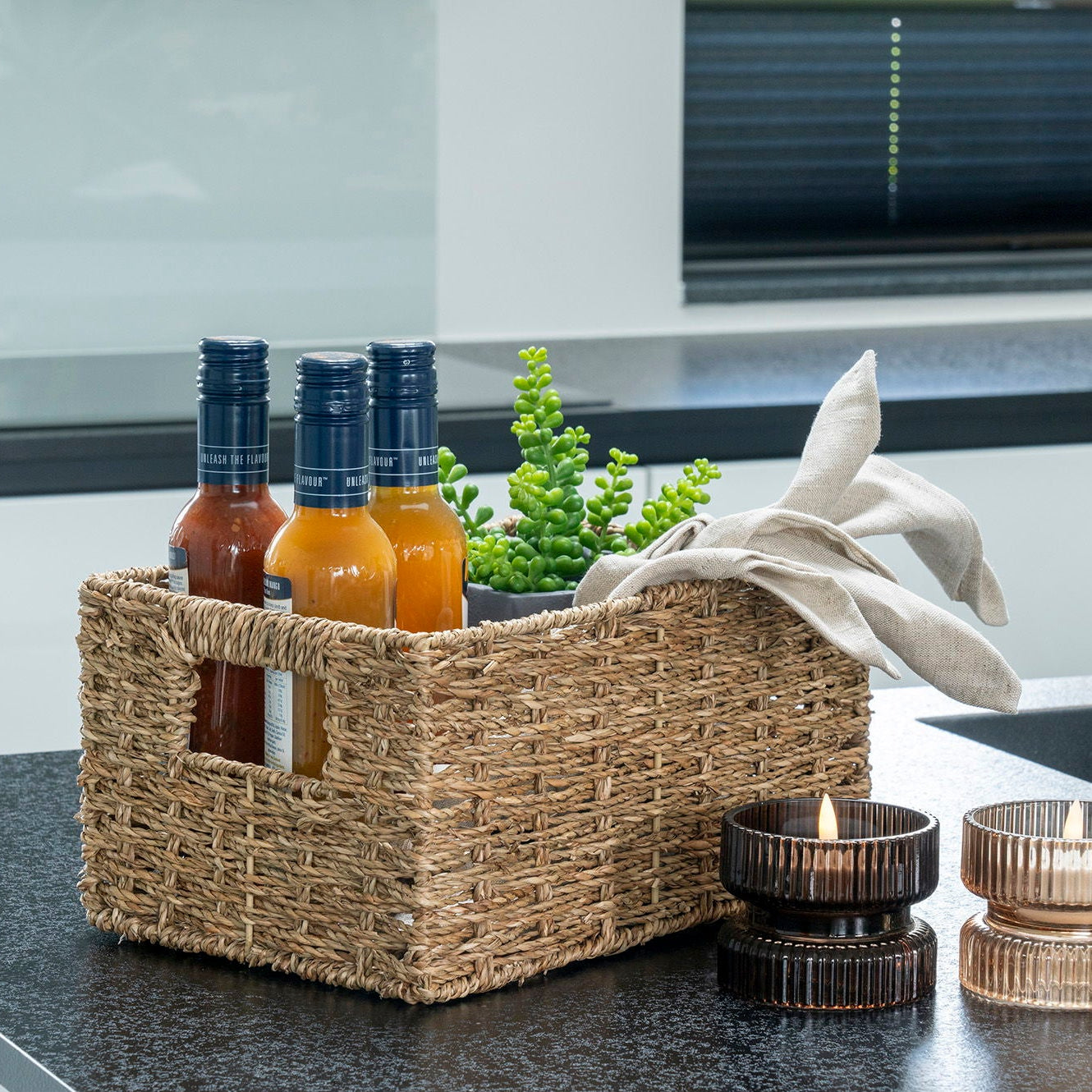 To rektangulĂŠre oppbevaringskurver i flett, 20x30 cm og 24x35 cm"