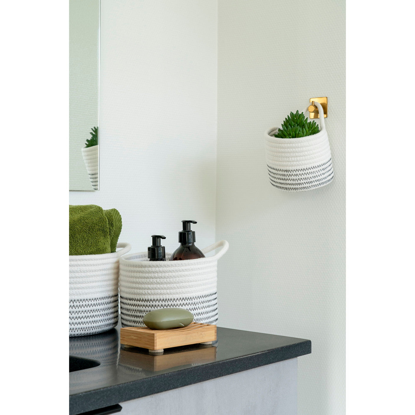 Algar oppbevaringskurver i hvit og grå bomull brukt på bad – miljøbilde