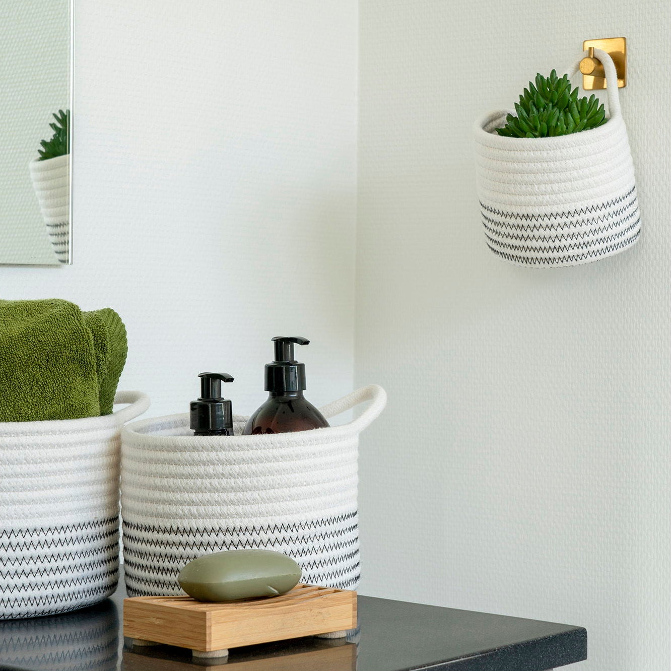 Algar oppbevaringskurver i hvit og grå bomull brukt på bad – miljøbilde