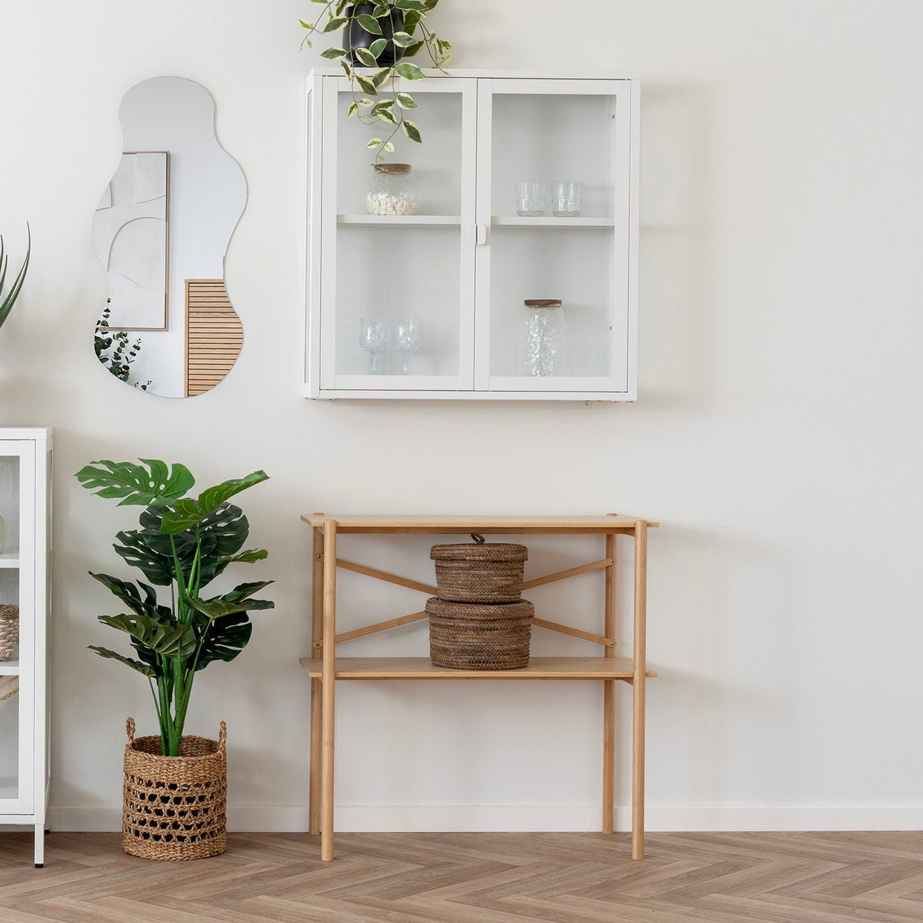 Flettede kurver med lokk brukt til ryddig oppbevaring på kommode