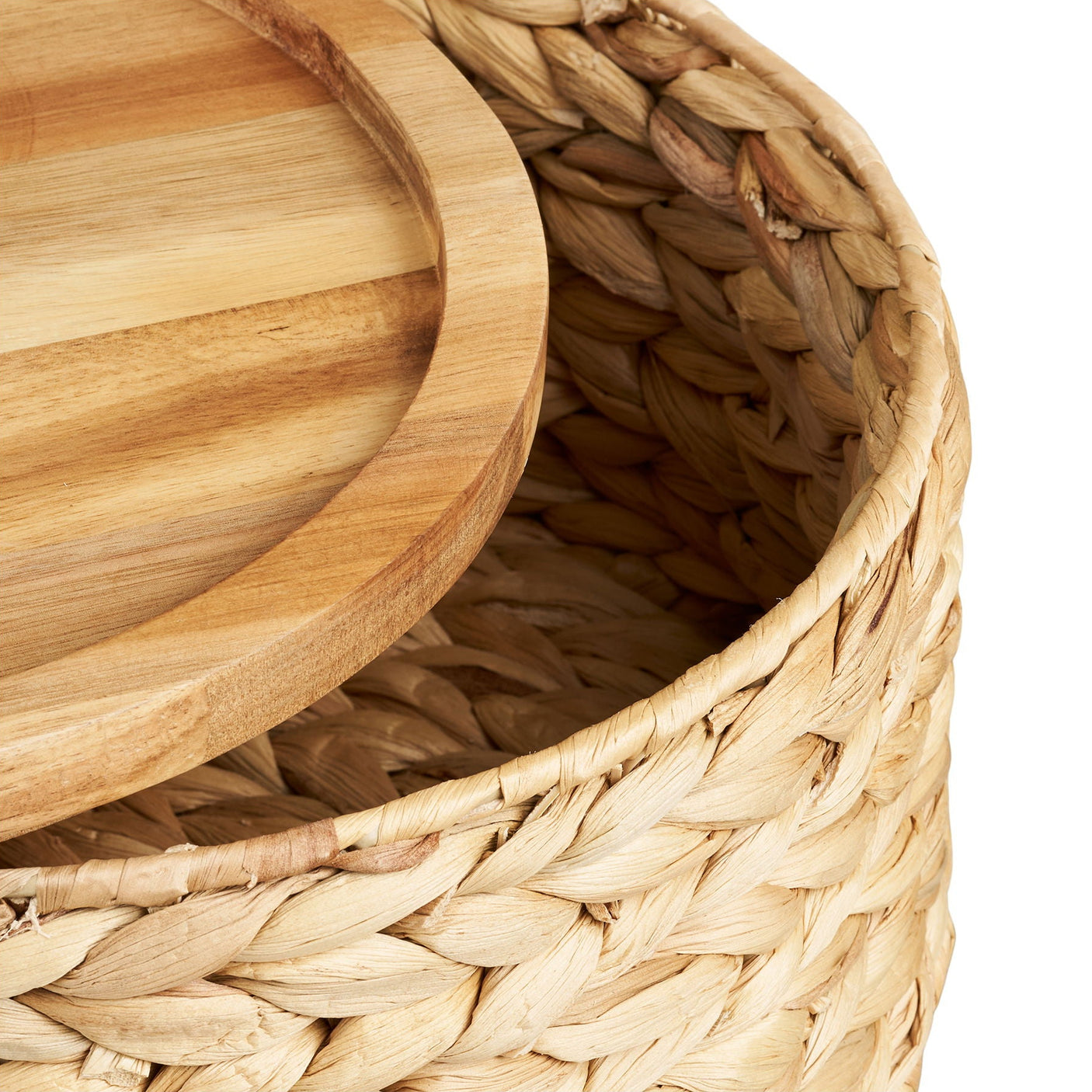 Detaljbilde av flettet vannhyasint og trelokk