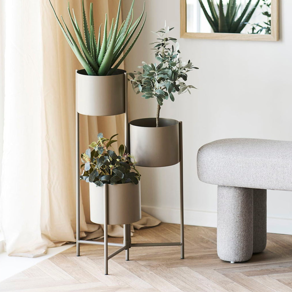 House Nordic blomsterpotte stål plassert i stue – dekorativ planteholder som gir et moderne uttrykk