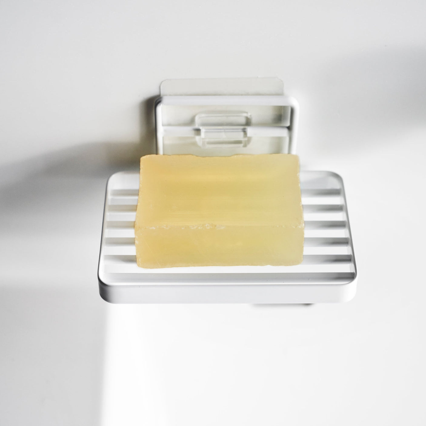 Praktisk såpebrett med dreneringssystem.