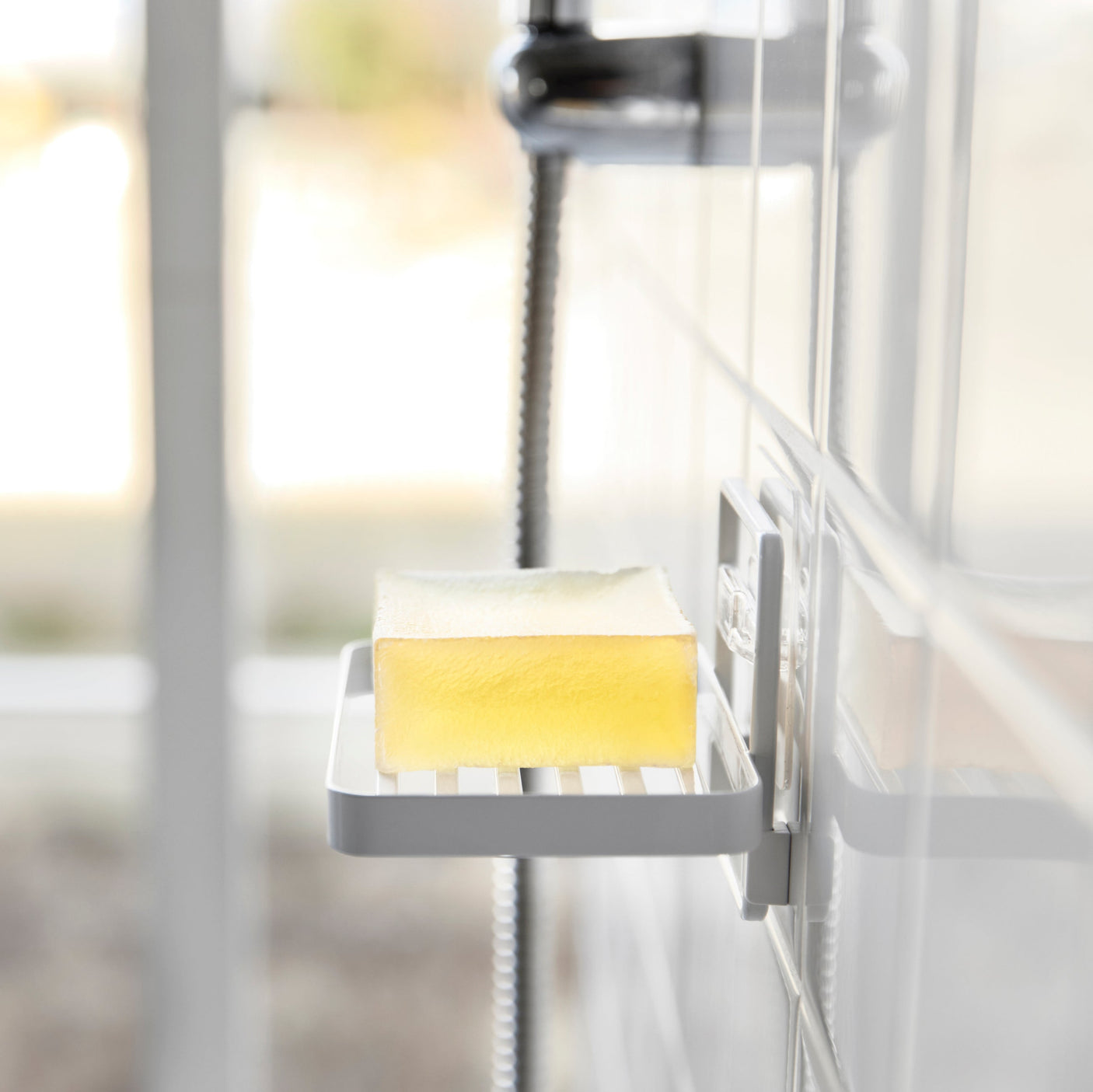 Stilren og funksjonell såpeholder i hvitt.