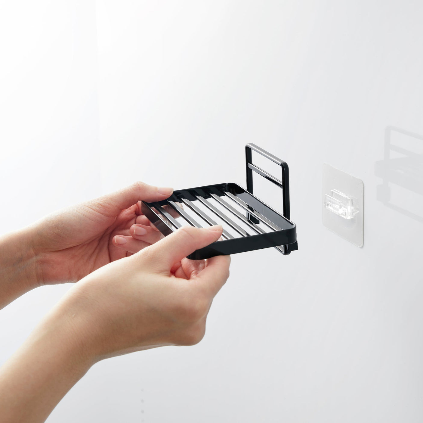 Praktisk såpeholder med dreneringssystem.